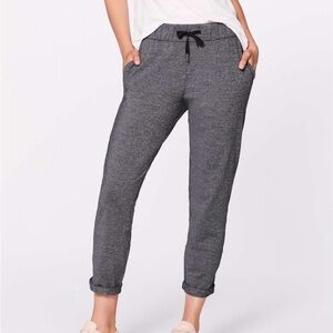 Lululemon On The Fly Pant - Size 6 - Grey
